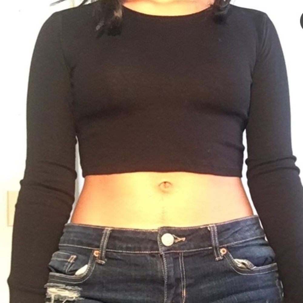 black long sleeve crop top